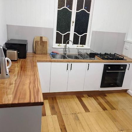 Old Charmer 1 Two Bedroom Walk To Stadium Townsville Exterior foto