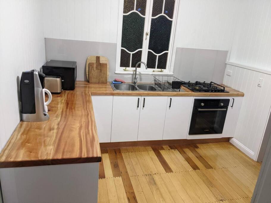 Old Charmer 1 Two Bedroom Walk To Stadium Townsville Exterior foto