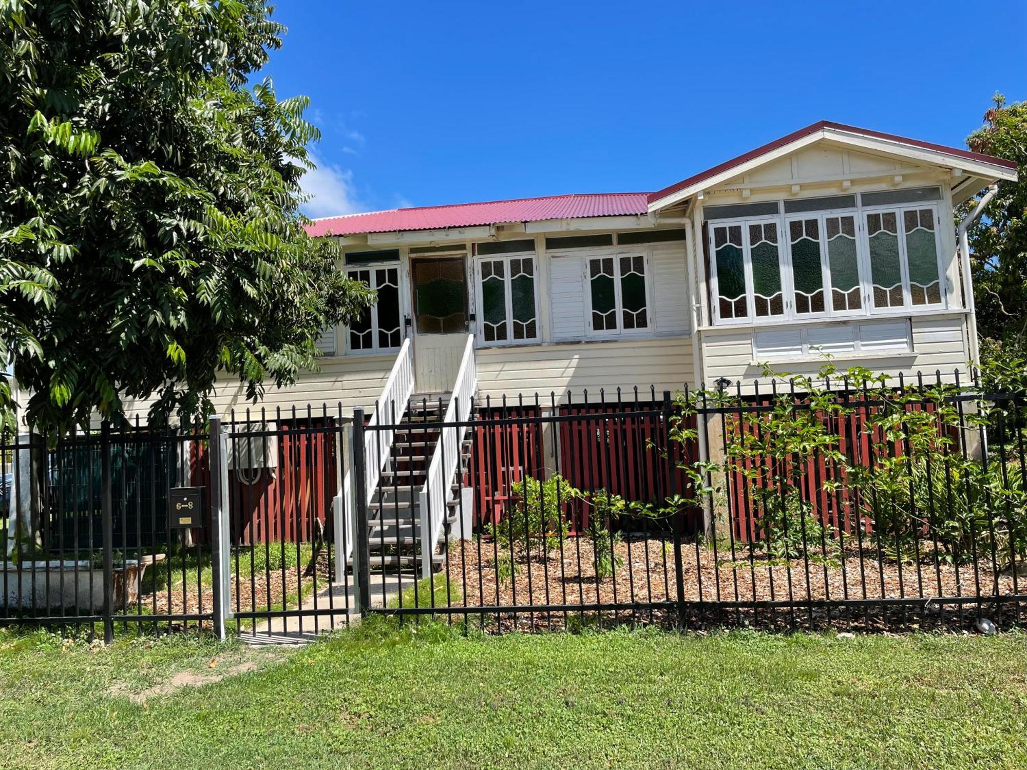 Old Charmer 1 Two Bedroom Walk To Stadium Townsville Exterior foto